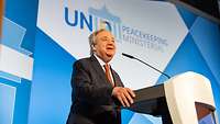 António Guterres spricht auf einer Bühne an einem Rednerpult.