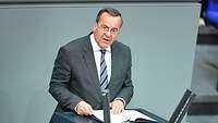 Minister Pistorius steht im Bundestag am Rednerpult