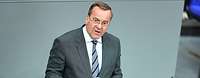 Minister Pistorius steht im Bundestag am Rednerpult