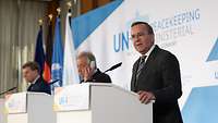 Pistorius, Wadephul und Guterres stehen an Rednerpulten und geben eine Pressekonferenz.