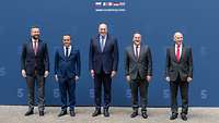 Guido Crosetto, Sébastien Lecornu, Wladyslaw Kosiniak-Kamysz, Boris Pistorius und John Healey posieren für ein Gruppenfoto.