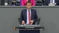 Staatssekretär Schmid am Rednerpult