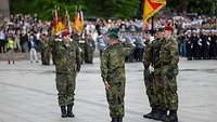 Zwei Soldaten salutieren sich