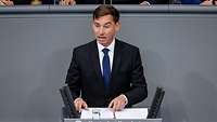 Staatssekretär Hartmann am Rednerpult im Bundestag