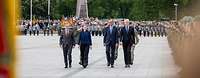 Boris Pistorius, Friedrich Merz, Gitanas Nausėda and Dovilė Šakalienė are walking together in front of Soldiers.