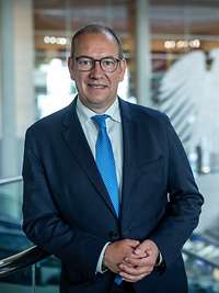 Eine Portraitaufnahme von Henning Otte im Bundestag.