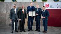 Boris Rhein, Boris Pistorius, Vitali Klitschko, Peter Beuth, Mike Josef stehen für ein Gruppenbild nebeneinander.