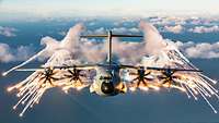 Ein Transportflugzeug A400M stößt während des Fluges Täuschkörper aus.