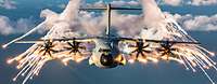 Ein Transportflugzeug A400M stößt während des Fluges Täuschkörper aus.