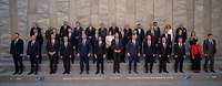 In drei Reihen stehen die Verteidigungsminister der NATO Mitgliedsländer für ein Gruppenfoto zusammen.