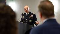 SACEUR General Cavolis steht an einem Rednerpult und spricht.