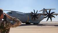 Ein Soldat begrüßt Piloten in einem Transportflugzeug Airbus A400M.
