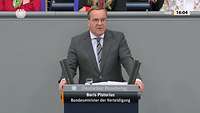 Boris Pistorius steht hinter einem Rednerpult im Deutschen Bundestag und spricht