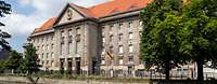 Außenaufnahme des offiziellen Einganges des Bundesministeriums der Verteidigung in Berlin.