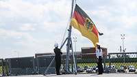 Soldaten bei der Flaggenparade auf der Fregatte