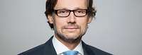 Jens Plötner schaut für eine Portraitaufnahme in die Kamera.