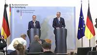 Boris Pistorius und Friedrich Merz stehen an Rednerpulten und sprechen.