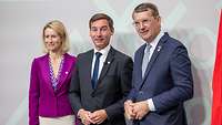 Kaja Kallas, Sebastian Hartmann und Troels Lund Poulsen stehen gemeinsam für ein Foto nebeneinander.