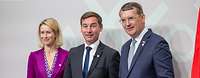 Kaja Kallas, Sebastian Hartmann und Troels Lund Poulsen stehen gemeinsam für ein Foto nebeneinander.