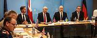 Mark Rutte, John Healey, Denis Shmyhal und Boris Pistorius sitzen nebeneinander. Dahinter die entsprechenden Flaggen.