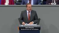 Minister Pistorius steht am Rednerpult im Bundestag