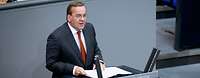 Verteidigungsminister Pistorius spricht im Bundestag an einem Pult