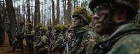 Soldaten stehen angetreten im Wald