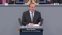 Boris Pistorius spricht im Bundestag an einem Rednerpult.