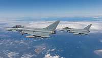 Aus der Luft sind zwei Eurofighter im Flug zu erkennen.