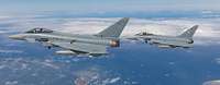 Aus der Luft sind zwei Eurofighter im Flug zu erkennen.