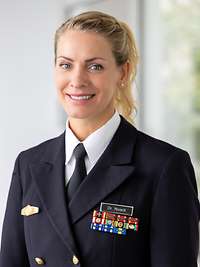 Dr. Noack schaut für eine Portraitaufnahme in die Kamera.