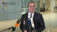 Verteidigungsminister Pistorius redet vor Vertretern der Presse