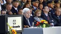 Altkanzler Helmut Schmidt spricht vor einem Publikum.