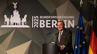 Boris Pistorius steht an einem Rednerpult und spricht, im Hintergrund ist das Logo der Bundeswehrtagung erkennbar.