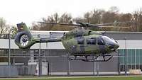 Ein leichter Kampfhubschrauber H145M schwebt über dem Boden