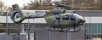 Ein leichter Kampfhubschrauber H145M schwebt über dem Boden