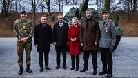 Boris Pistorius und weitere Personen stehen für ein Pressefoto vor einem Panzer der Bundeswehr.