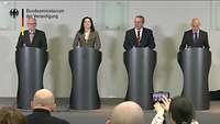 Minister Pistorius, Ministerin Reiche stehen zusammen mit zwei weiteren Männern am Pult
