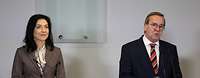 Minister Pistorius und Ministerin Reiche stehen hinter Pults und geben ein Statement
