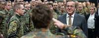 Die Stellvertreterin des Generalinspekteurs der Bundeswehr grüßt den Verteidigungsminister Boris Pistorius.