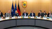 Carsten Breuer, der SACEUR, Freidrich Merz, Boris Pistorius und weitere Personen sitzen an einem Tisch.