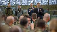 Nils Schmid spricht zu einer Gruppe deutscher Soldaten.