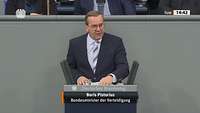 Boris Pistorius steht am Rednerpult im Bundestag und spricht.