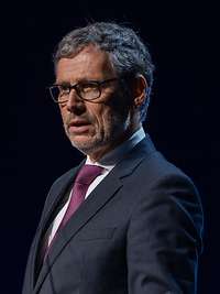 Staatsekretär Jens Plötner steht am Rednerpult. 