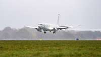 Ein Flugzeug vom Typ P-8A Poseidon im Landeanflug