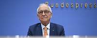 Wolfgang Ischinger sitzt vor einer blauen Wand, während der Bundespressekonferenz.