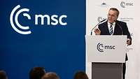 Boris Pistorius spricht am Rednerpult. Im Hintergrund das msc-Logo auf einer Wand.