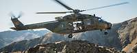 Ein Hubschrauber vom Typ NH-90 fliegt im Gebirge.