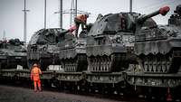 Panzerhaubitzen werden auf die Bahn verladen 