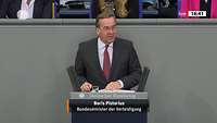 Boris Pistorius steht im Bundestag hinter einem Rednerpult und spricht.